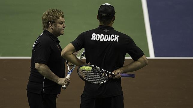 Elton John cambia el piano por la raqueta
