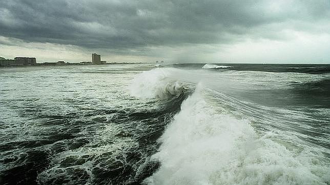 El choque de enormes olas puede formar parte del «zumbido» de la Tierra