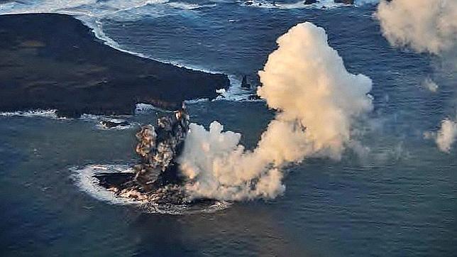 El espectacular nacimiento de una nueva isla al sur de Japón