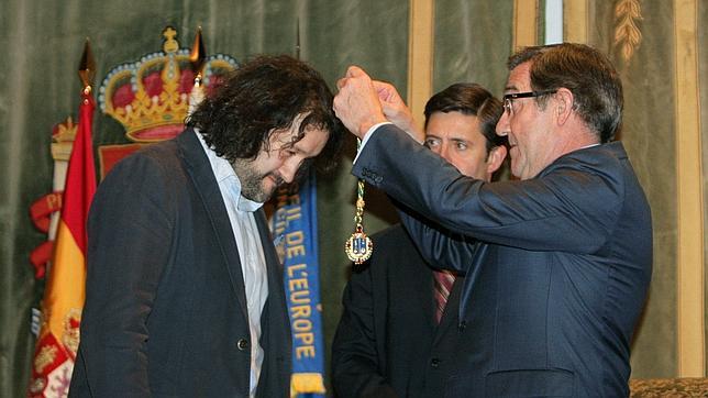 Los vecinos de Angrois reciben la Medalla de Oro de la Ciudad de Santiago