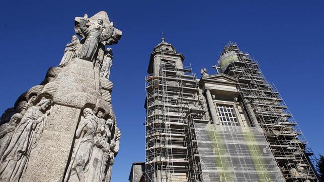 Compostela se quita el musgo