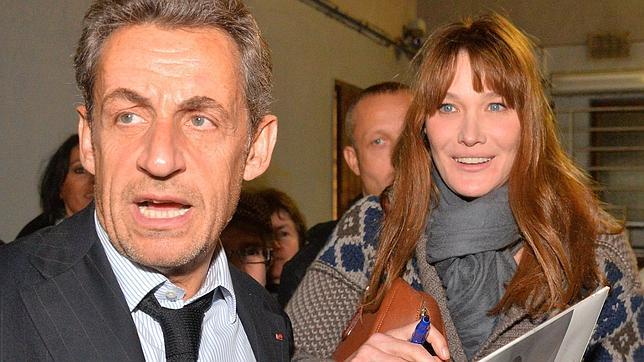 Carla Bruni canta en París con Nicolas Sarkozy entre el público