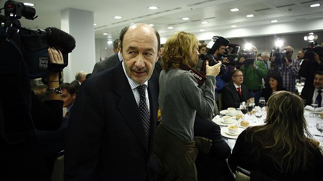 Rubalcaba pide un careo entre Cospedal y Bárcenas