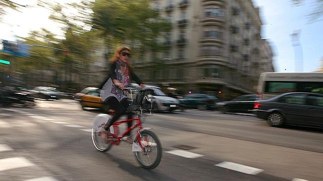 El Ayuntamiento pone una multa al mes a ciclistas incívicos con los peatones