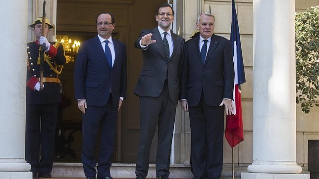 Rajoy y sus ministros reciben al presidente Hollande en La Moncloa