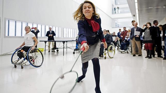 María Dolores de Cospedal juega al bádminton con tacones de vértigo