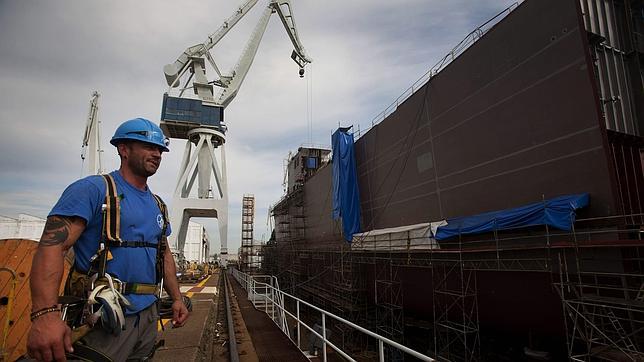 El naval español prosigue con su incierta deriva