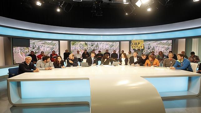 La oposición toma la calle para enarbolar la bandera de Canal 9 contra Fabra