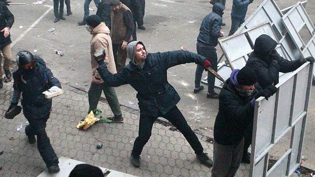 La marcha en Kiev se convierte en una batalla entre policías y opositores proeuropeos