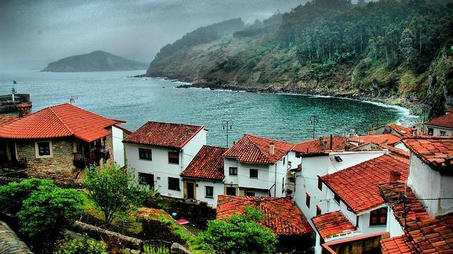 La villa de Tazones y el mar