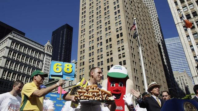 Los perritos calientes de Nathan’s Famous. La marca de engullir 68 en diez minutos se ha batido este año
