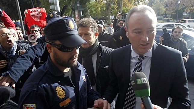 Los trabajadores de RTVV trasladan sus protestas a un acto de Fabra