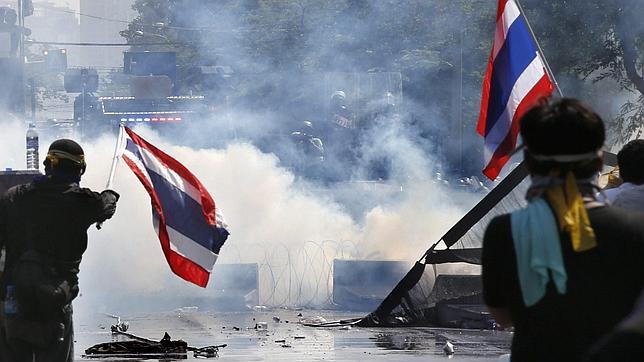 La líder tailandesa rechaza dimitir, pero vuelve a ofrecer diálogo a los manifestantes