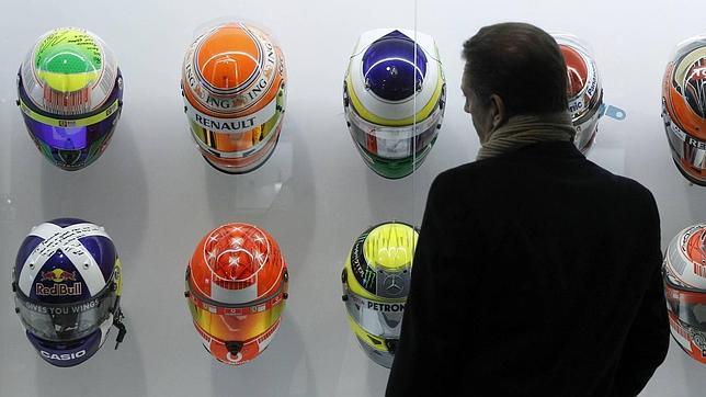 El vicio de Fernando Alonso: su colección de cascos rivales