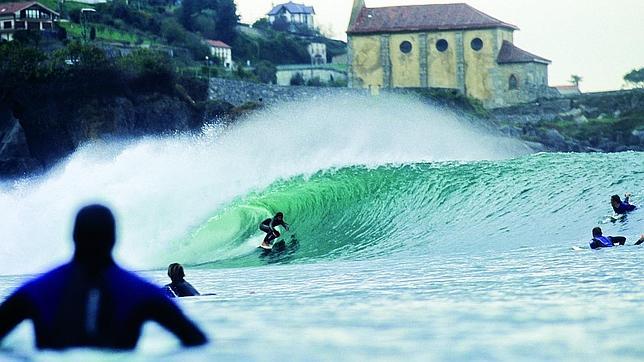 La famosa ola izquierda de Mundaka, paraíso de surfistas, en la Urdaibai