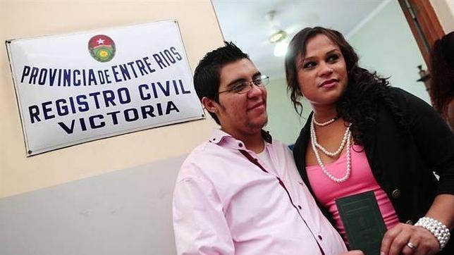Un transexual embarazado se casa con su mujer, también transexual
