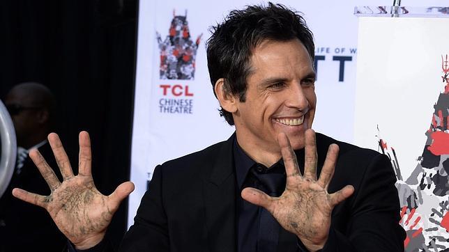 Ben Stiller imprime sus huellas en el cemento de Hollywood arropado por Tom Cruise