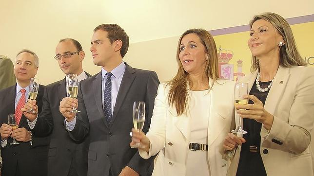 El homenaje a la Constitución reúne por primera vez PSC, PP y C's en Barcelona