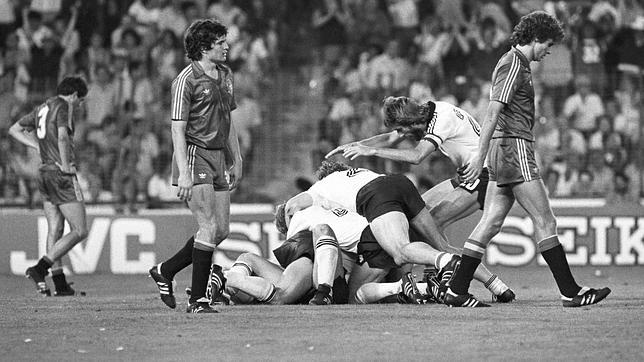 Rafael Gordillo, Camacho y Tendillo pasan junto a los futbolistas alemanes que celebran un gol, durante el República Federal de Alemania-España en el Santiago Bernabéu, correspondiente a la segunda ronda del grupo II del Campeonato del Mundo de Fútbol España 82