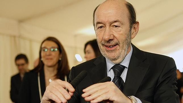 Rubalcaba revela que mantiene con Rajoy un diálogo «a fondo» sobre la reforma de la Constitución