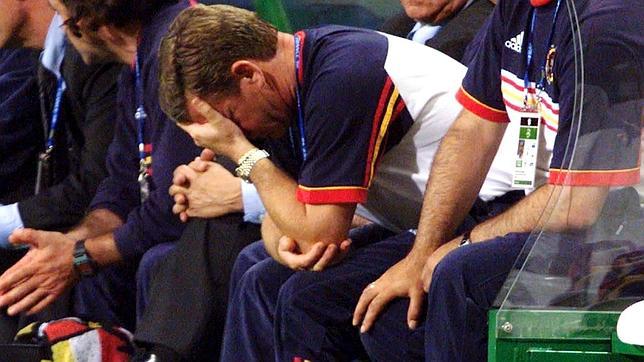 Clemente, cabizbajo, en el España 6-1 Bulgaria que, a pesar de la goleada, certificaba la eliminación de España en el Mundia de Francia a las primeras de cambio