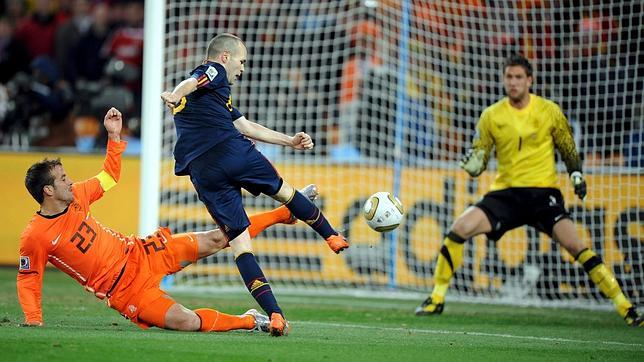 Iniesta, en el momento del chut que daría a España el primer Mundial de su historia. Una imagen universal y feliz para todos los ciudadanos españoles