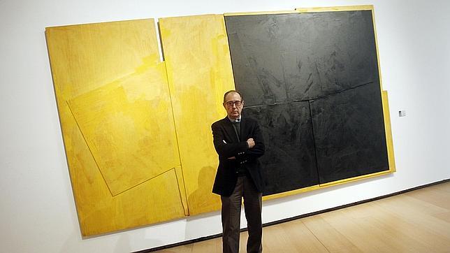 Rafael Canogar junto a uno de sus cuadros