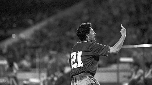 El centrocampista del Real Madrid Michel, en su famosa celebración durante el partido España-Corea del Sur, correspondiente al Mundial de Fútbol de Italia 1990