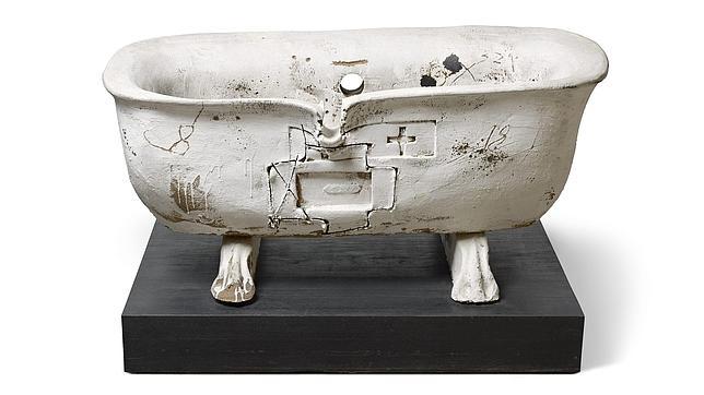 «Bañera I» (1988), una de las obras de Tàpies presente en la muestra