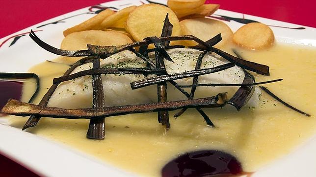 El bacalao con purrusalda y chips de puerro del menú navideño del restaurante Entretapas