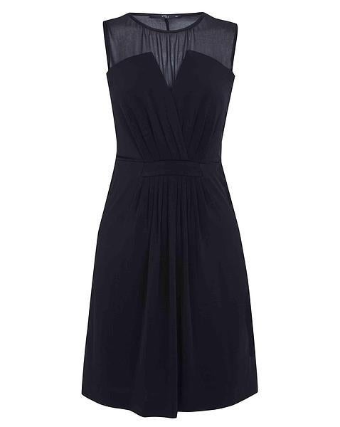 Vestido de cóctel con tul negro y pliegues en la cintura