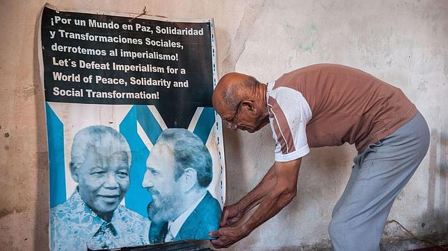 El dictador Raúl Castro homenajeará al defensor de los derechos humanos Nelson Mandela
