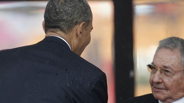 Kerry minimiza el saludo en el memorial de Mandela y dice que Castro no respeta los derechos en Cuba