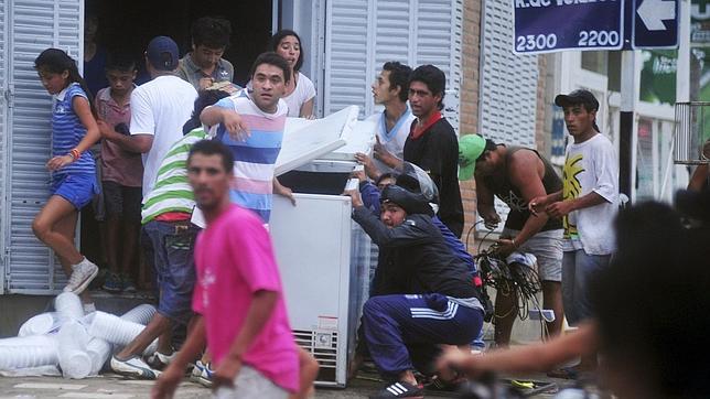 Diez muertos en una semana de saqueos en Argentina