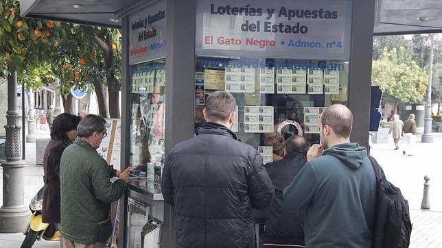 Numerosos cordobeses compran en las administraciones