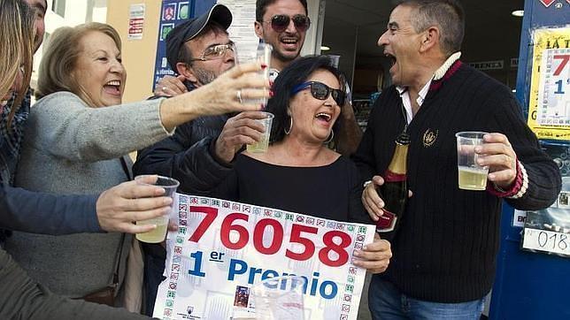 Celebración del primer premio de la Lotería Nacional, en la Administración «Malia», en Barbate (Cádiz)