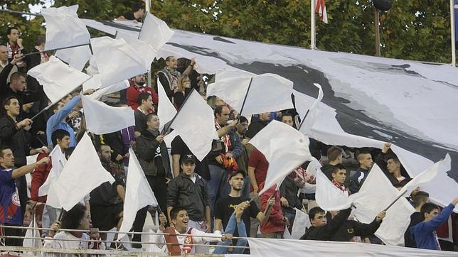 El grupo ultra del Rayo Vallecano despliega un tifo