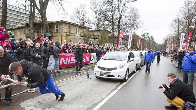 El hombre más fuerte del mundo arrastra 12 Nissan Note
