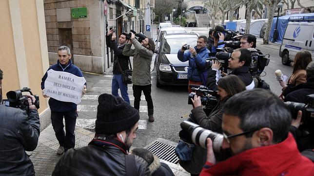 Manos Limpias pide al juez Castro que impute a la Infanta en el «caso Nóos»