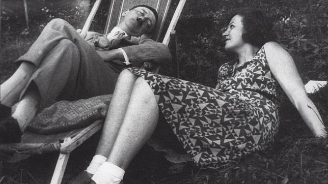 Geli Raubal junto a Hitler