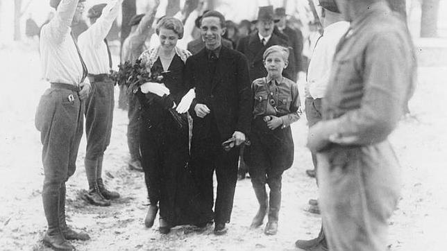 Magda y Joseph Göbbels el día de su boda. Detrás se aprecia a Hitler, que fue el padrino