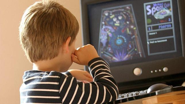 El uso excesivo de los videojuegos en los niños aumenta el riesgo de miopía