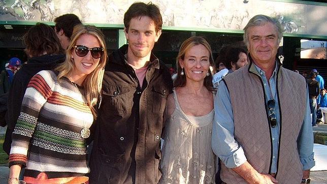 Una de las «trillizas de oro» casa a su hijo con la reina de los centros comerciales