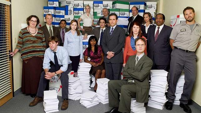 El reparto de la serie, antes de la salida de Steve Carell, entre torres de papel Dunder Mifflin