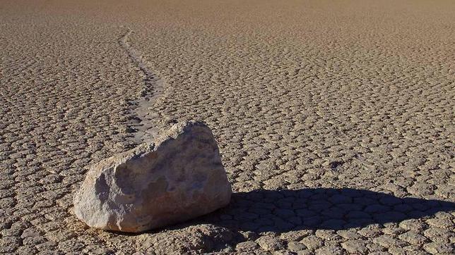 Una piedra reptante del Valle de la Muerte