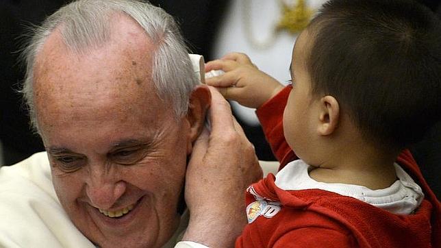 El Papa regala por Navidad billetes de metro y tarjetas de teléfono a los más necesitados