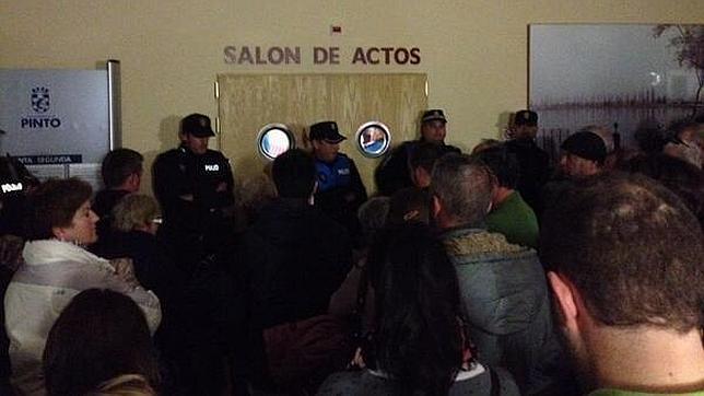 Desalojan por insultos el pleno de la privatización de Aserpinto