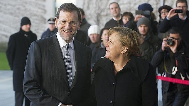 Rajoy elogia el liderazgo de Merkel para construir una gran coalición en Alemania