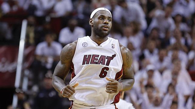 LeBron James, durante un partido de NBA con los Miami Heat