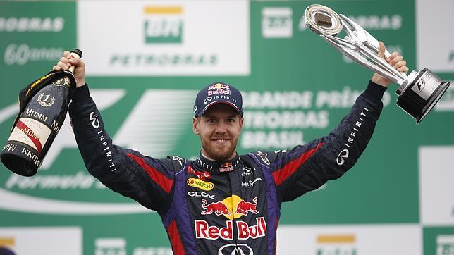 Sebastian Vettel celebra la victoria en el Gran Premio de Brasil de Fórmula 1